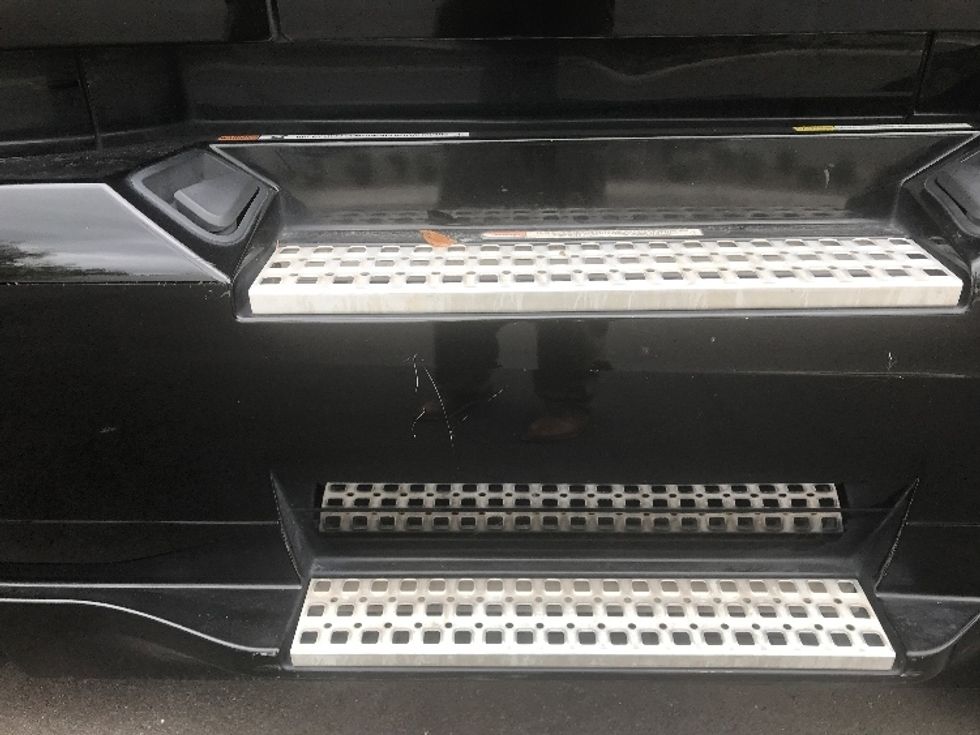 Sleeper Tractor-Heavy Duty Tractors-Volvo-2022-VNL64760-Jacksonville-FL-398,948\n\t\tmiles-$ 82,500 - Image 24