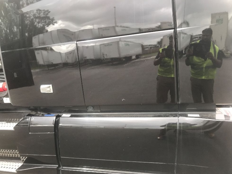 Sleeper Tractor-Heavy Duty Tractors-Volvo-2022-VNL64760-Jacksonville-FL-398,948\n\t\tmiles-$ 82,500 - Image 25