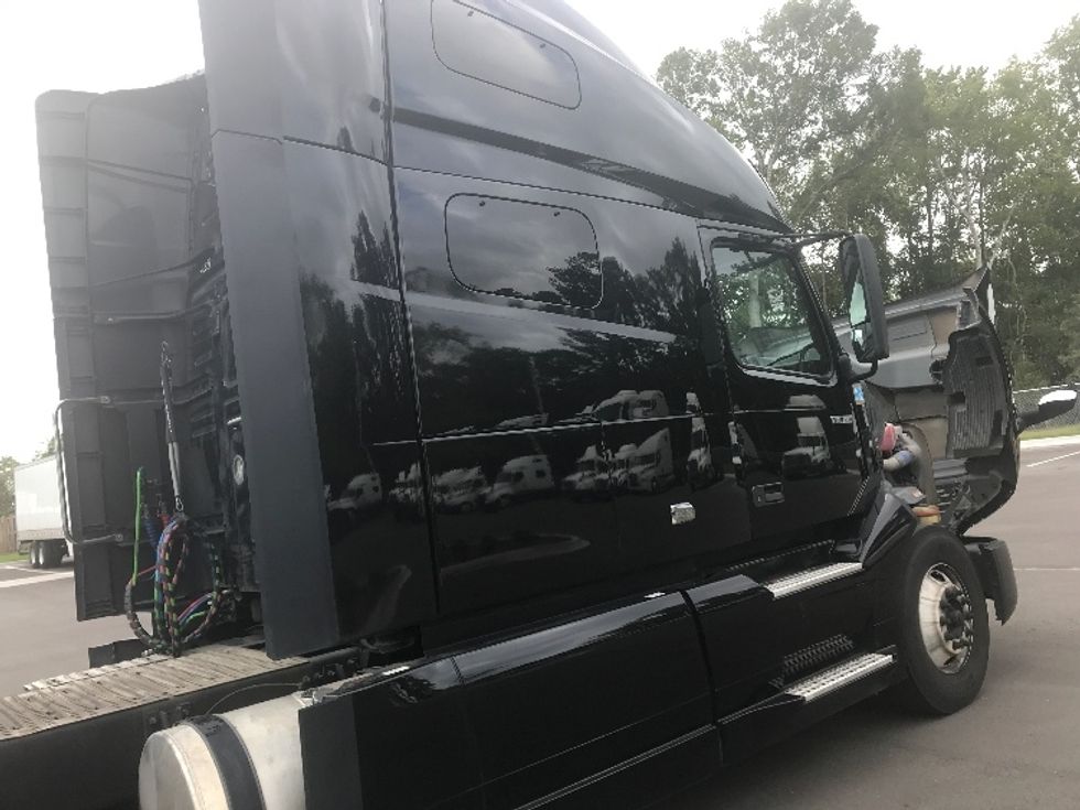 Sleeper Tractor-Heavy Duty Tractors-Volvo-2022-VNL64760-Jacksonville-FL-398,948\n\t\tmiles-$ 82,500 - Image 28