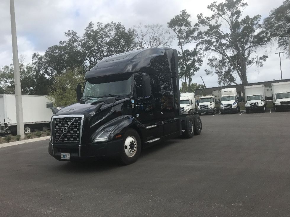 Sleeper Tractor-Heavy Duty Tractors-Volvo-2022-VNL64760-Jacksonville-FL-398,948\n\t\tmiles-$ 82,500 - Image 3