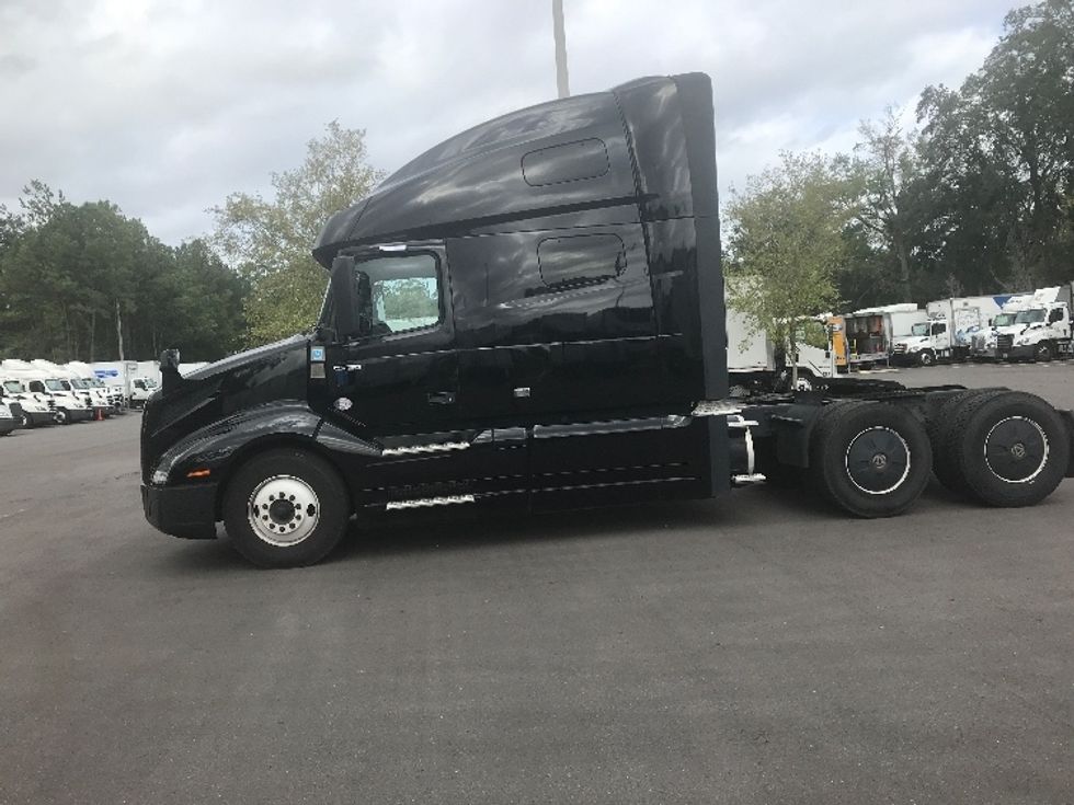 Sleeper Tractor-Heavy Duty Tractors-Volvo-2022-VNL64760-Jacksonville-FL-398,948\n\t\tmiles-$ 82,500 - Image 4