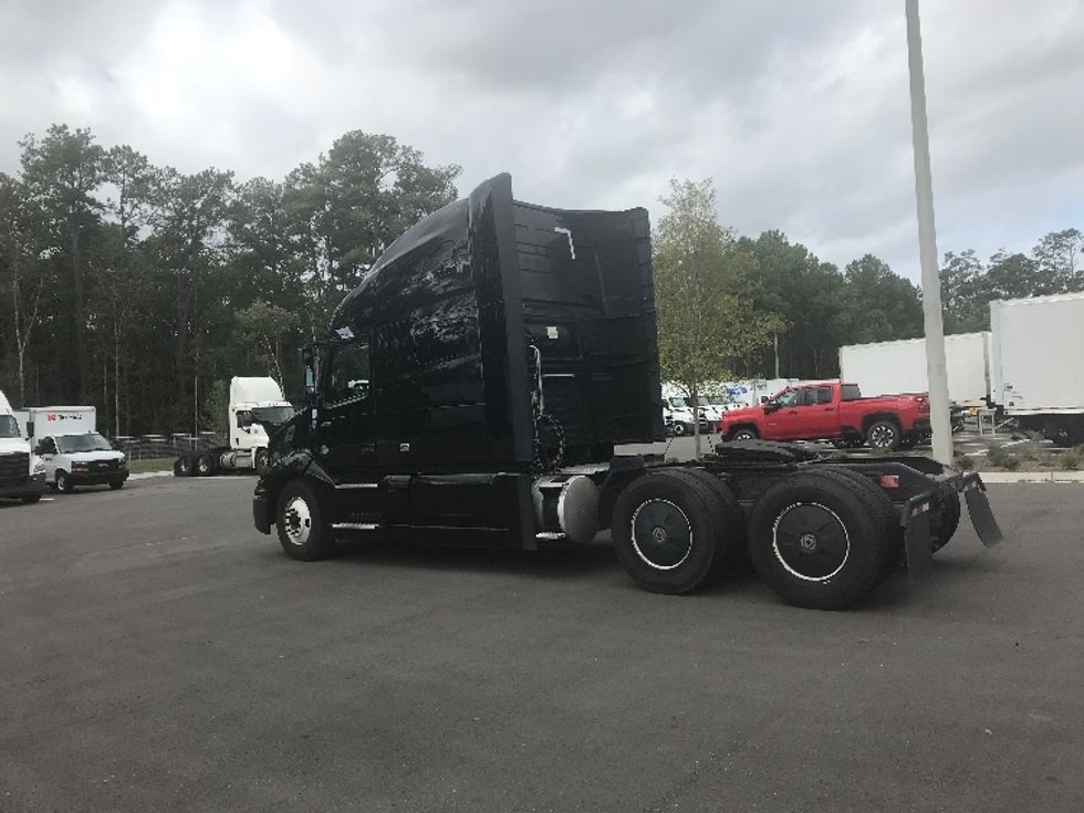 Sleeper Tractor-Heavy Duty Tractors-Volvo-2022-VNL64760-Jacksonville-FL-398,948\n\t\tmiles-$ 82,500 - Image 5
