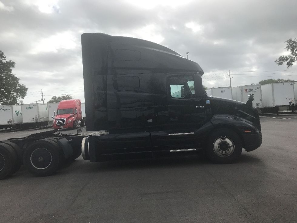 Sleeper Tractor-Heavy Duty Tractors-Volvo-2022-VNL64760-Jacksonville-FL-398,948\n\t\tmiles-$ 82,500 - Image 8