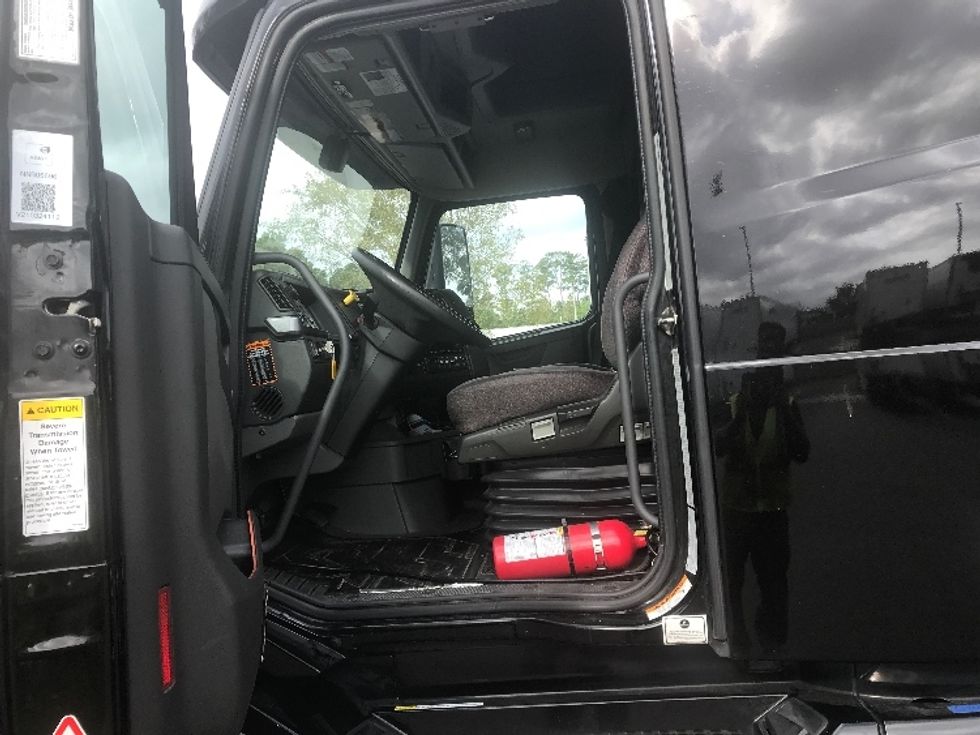 Sleeper Tractor-Heavy Duty Tractors-Volvo-2022-VNL64760-Jacksonville-FL-398,948\n\t\tmiles-$ 82,500 - Image 9