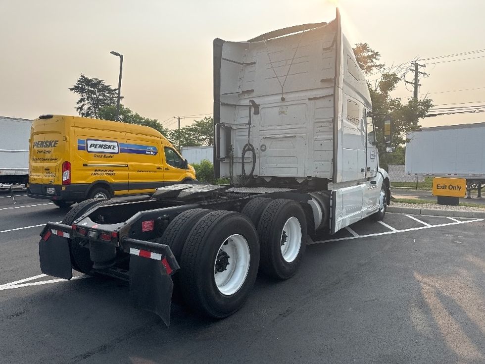 Sleeper Tractor-Heavy Duty Tractors-Volvo-2022-VNL64760-Jacksonville-FL-470,226\n\t\tmiles-$ 75,500 - Image 7