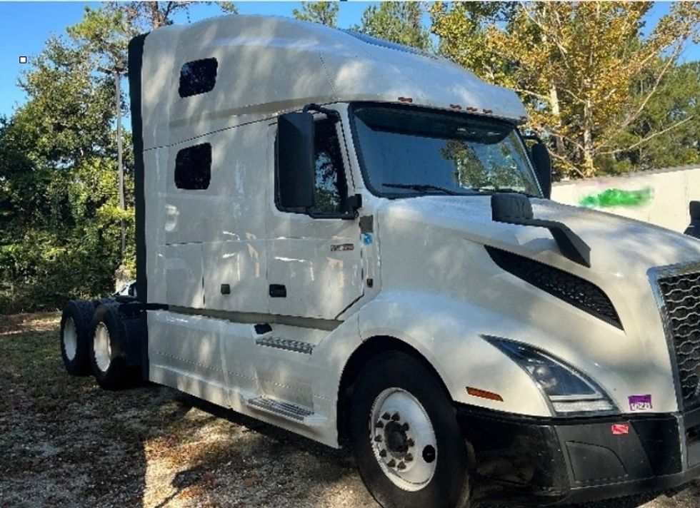 Sleeper Tractor-Heavy Duty Tractors-Volvo-2022-VNL64760-Jacksonville-FL-470,226\n\t\tmiles-$ 75,500 - Image 8