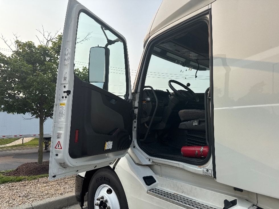 Sleeper Tractor-Heavy Duty Tractors-Volvo-2022-VNL64760-Jacksonville-FL-470,226\n\t\tmiles-$ 75,500 - Image 9