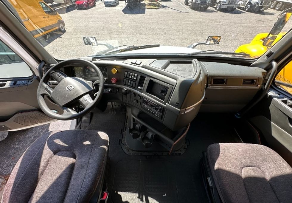 Sleeper Tractor-Heavy Duty Tractors-Volvo-2022-VNL64760-Jacksonville-FL-535,133\n\t\tmiles-$ 68,000 - Image 10