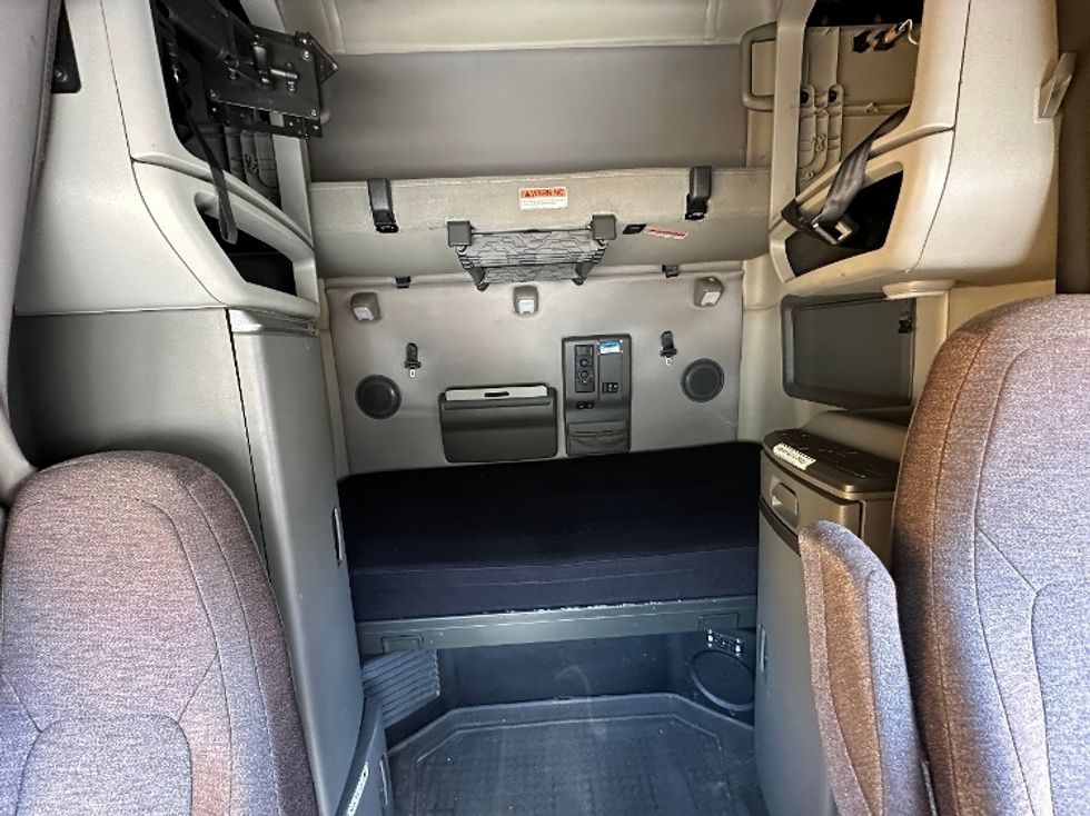 Sleeper Tractor-Heavy Duty Tractors-Volvo-2022-VNL64760-Jacksonville-FL-535,133\n\t\tmiles-$ 68,000 - Image 11