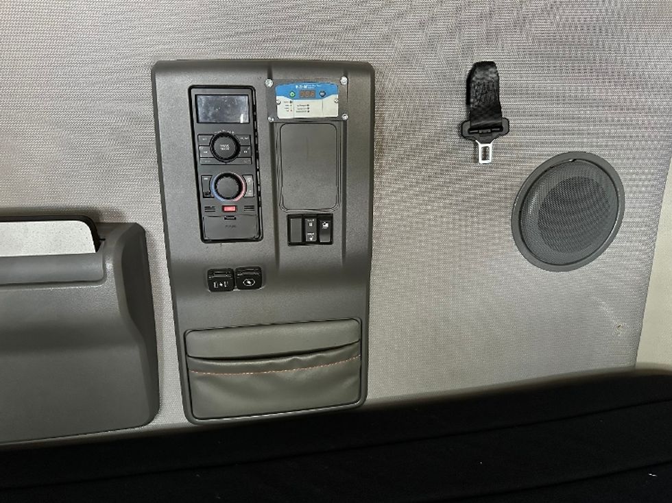 Sleeper Tractor-Heavy Duty Tractors-Volvo-2022-VNL64760-Jacksonville-FL-535,133\n\t\tmiles-$ 68,000 - Image 12