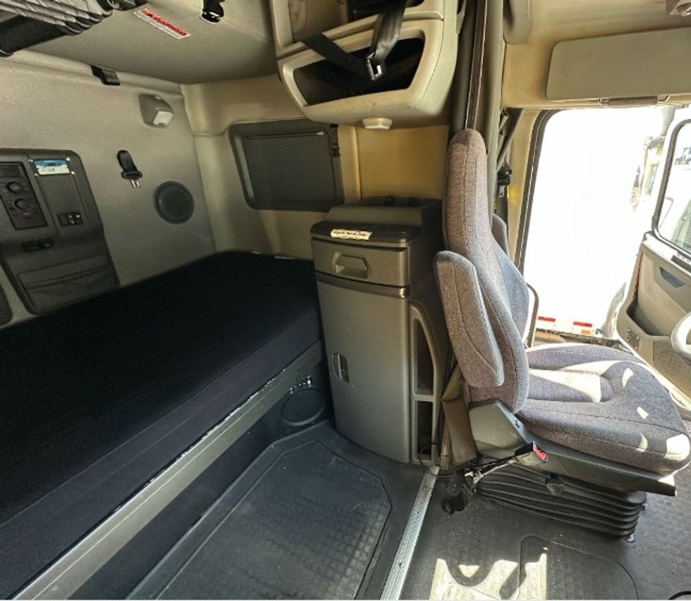 Sleeper Tractor-Heavy Duty Tractors-Volvo-2022-VNL64760-Jacksonville-FL-535,133\n\t\tmiles-$ 68,000 - Image 13