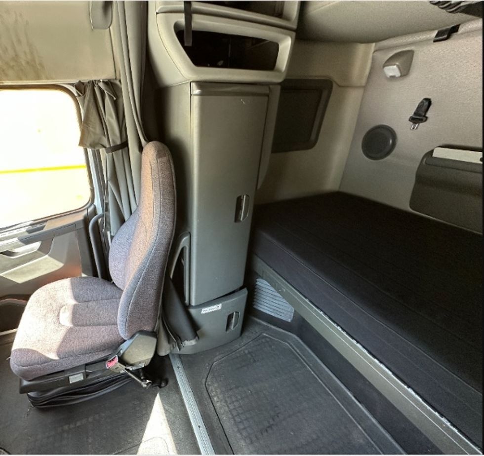 Sleeper Tractor-Heavy Duty Tractors-Volvo-2022-VNL64760-Jacksonville-FL-535,133\n\t\tmiles-$ 68,000 - Image 14