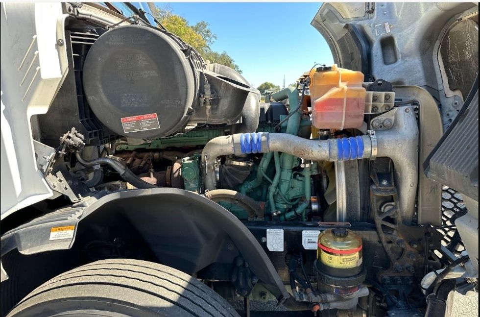 Sleeper Tractor-Heavy Duty Tractors-Volvo-2022-VNL64760-Jacksonville-FL-535,133\n\t\tmiles-$ 68,000 - Image 15