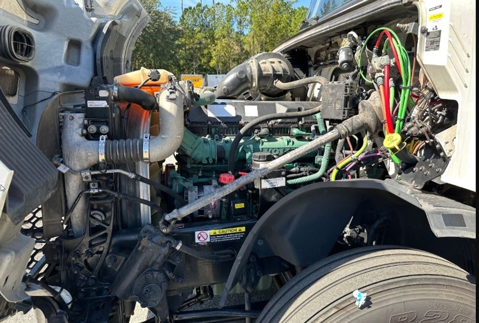 Sleeper Tractor-Heavy Duty Tractors-Volvo-2022-VNL64760-Jacksonville-FL-535,133\n\t\tmiles-$ 68,000 - Image 16