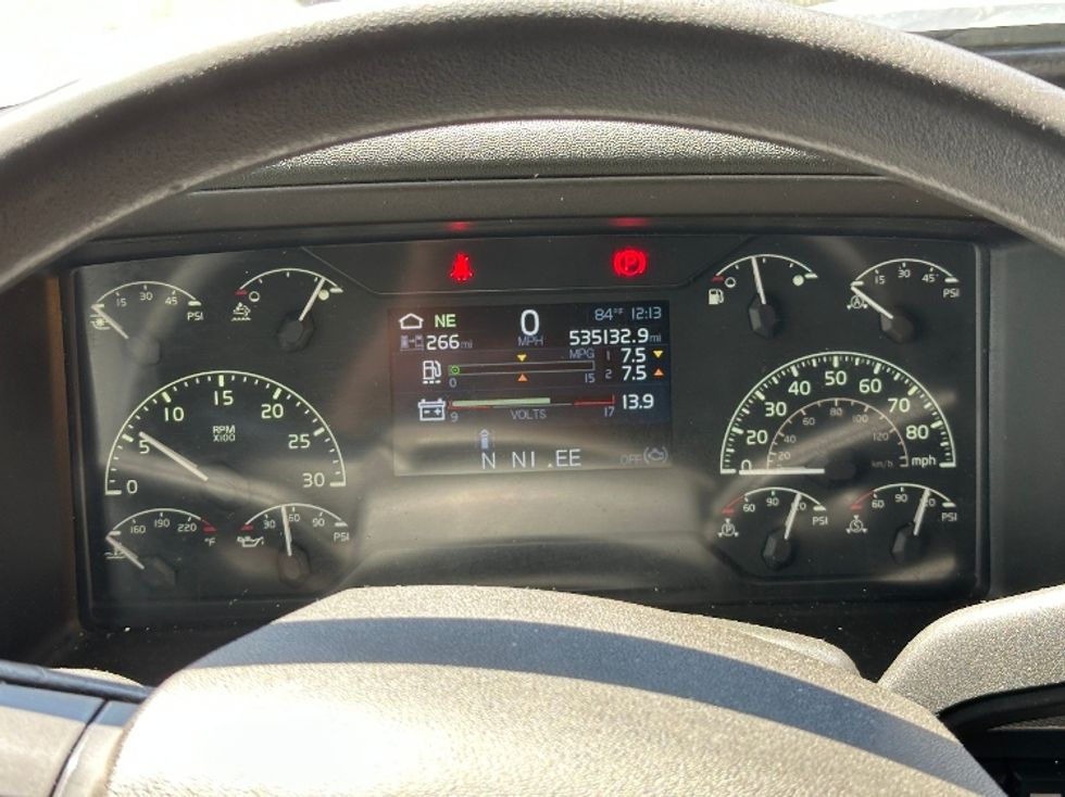 Sleeper Tractor-Heavy Duty Tractors-Volvo-2022-VNL64760-Jacksonville-FL-535,133\n\t\tmiles-$ 68,000 - Image 17