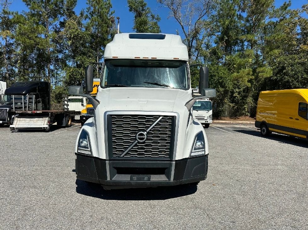 Sleeper Tractor-Heavy Duty Tractors-Volvo-2022-VNL64760-Jacksonville-FL-535,133\n\t\tmiles-$ 68,000 - Image 2