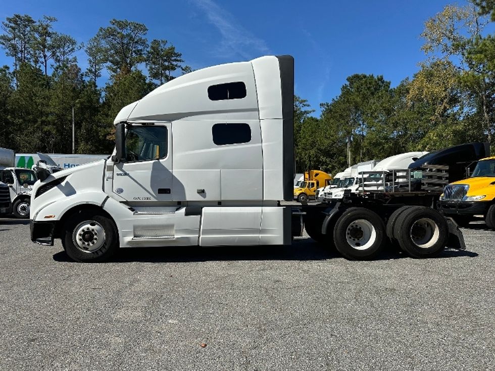 Sleeper Tractor-Heavy Duty Tractors-Volvo-2022-VNL64760-Jacksonville-FL-535,133\n\t\tmiles-$ 68,000 - Image 4