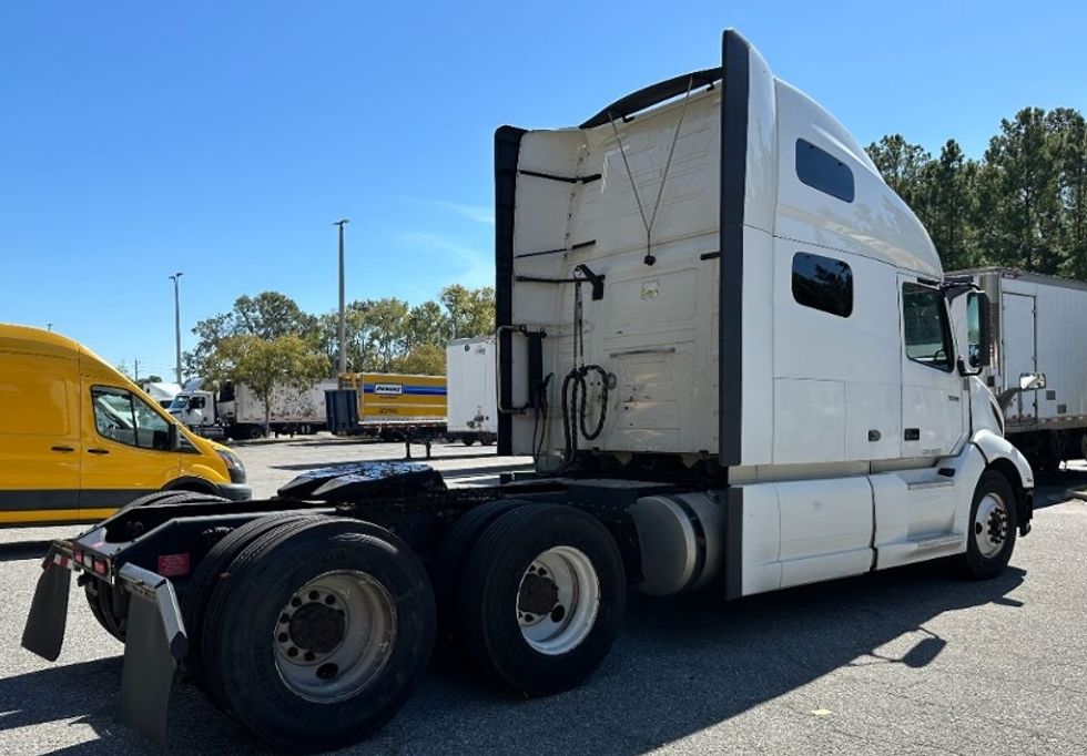 Sleeper Tractor-Heavy Duty Tractors-Volvo-2022-VNL64760-Jacksonville-FL-535,133\n\t\tmiles-$ 68,000 - Image 6