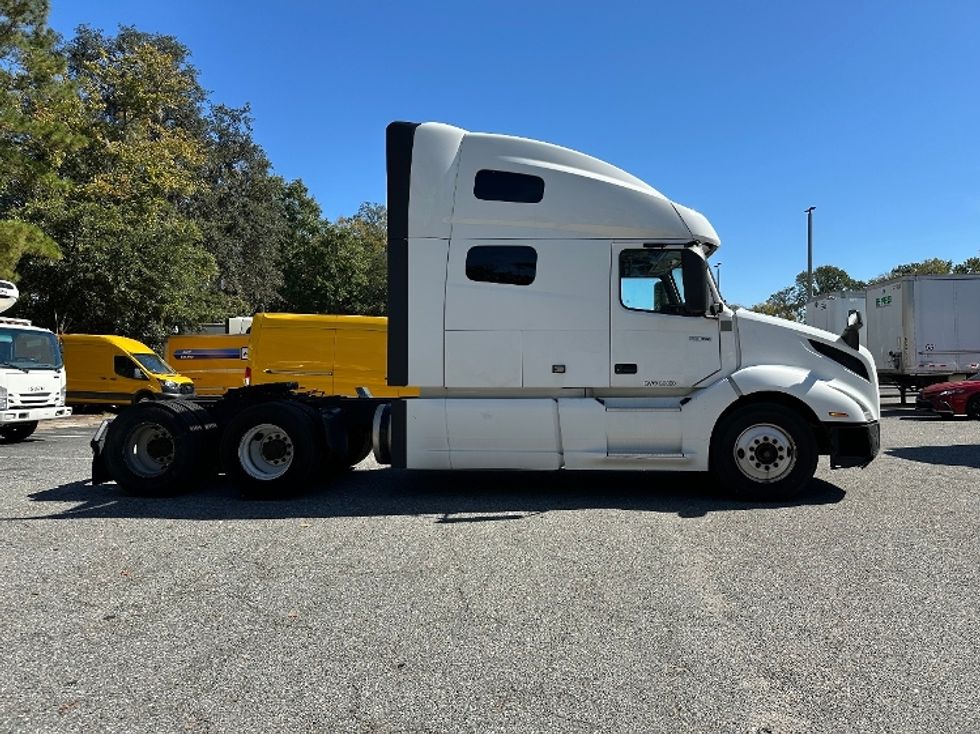 Sleeper Tractor-Heavy Duty Tractors-Volvo-2022-VNL64760-Jacksonville-FL-535,133\n\t\tmiles-$ 68,000 - Image 7