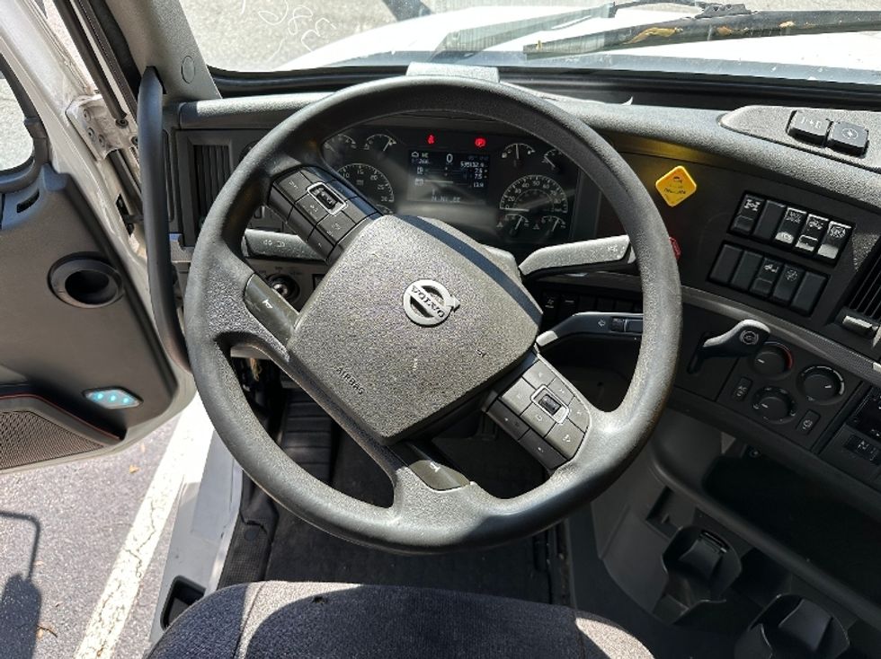 Sleeper Tractor-Heavy Duty Tractors-Volvo-2022-VNL64760-Jacksonville-FL-535,133\n\t\tmiles-$ 68,000 - Image 9