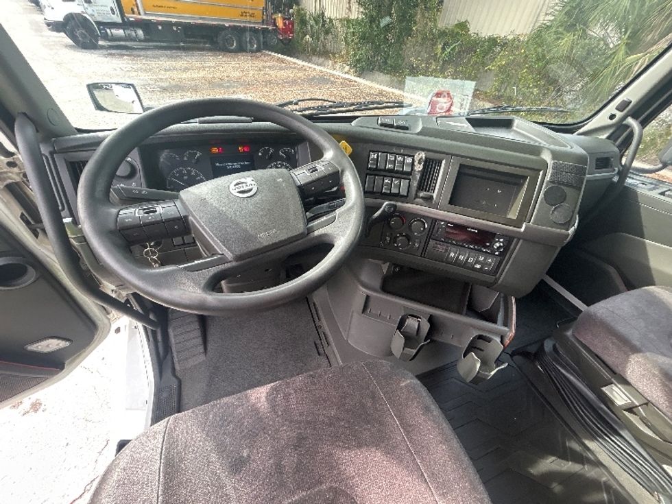 Sleeper Tractor-Heavy Duty Tractors-Volvo-2022-VNL64760-Jacksonville-FL-626,769\n\t\tmiles-$ 57,750 - Image 10