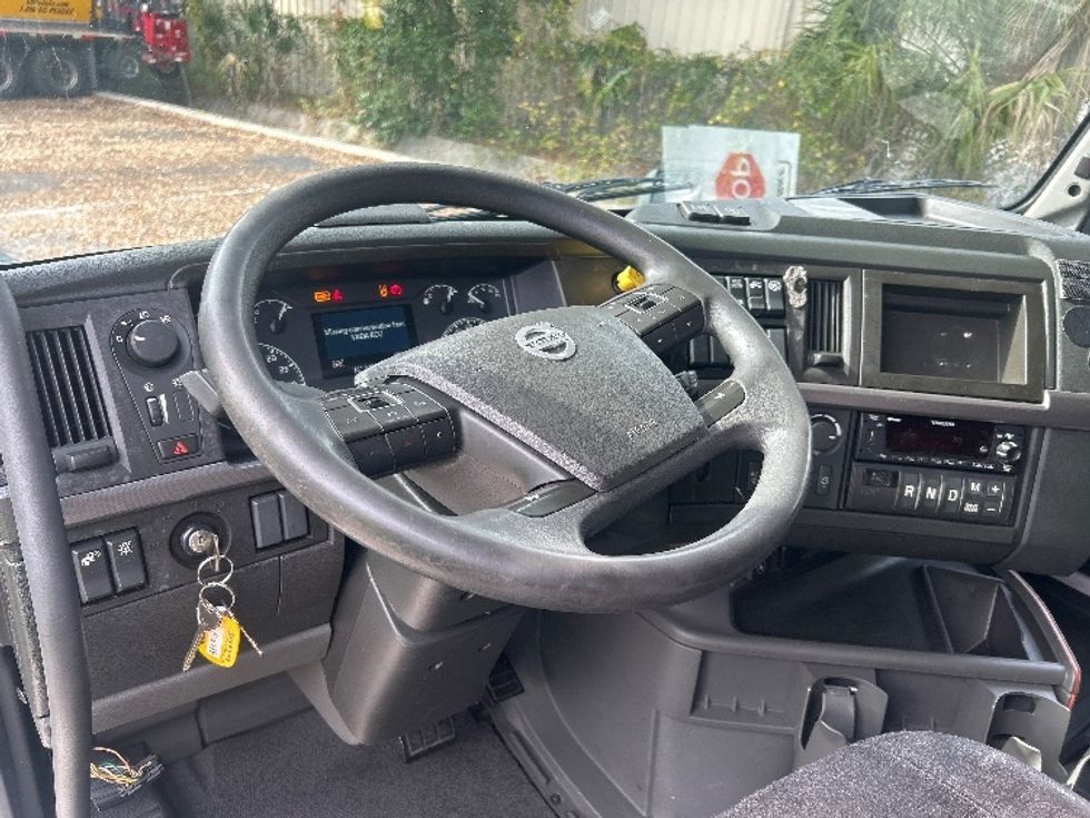 Sleeper Tractor-Heavy Duty Tractors-Volvo-2022-VNL64760-Jacksonville-FL-626,769\n\t\tmiles-$ 57,750 - Image 11