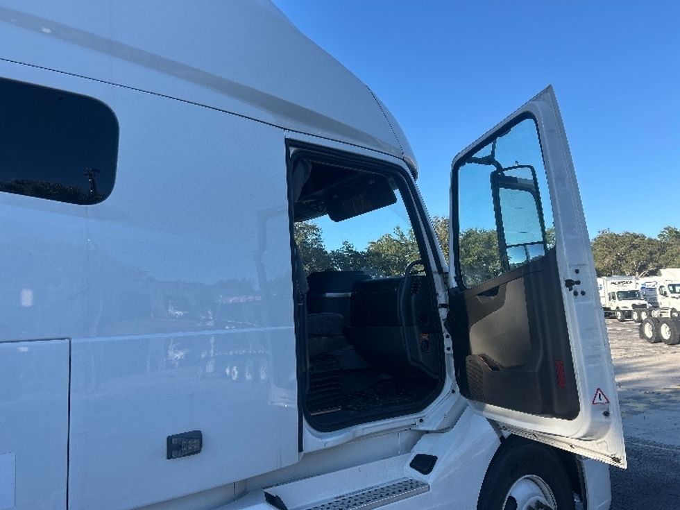 Sleeper Tractor-Heavy Duty Tractors-Volvo-2022-VNL64760-Jacksonville-FL-626,769\n\t\tmiles-$ 57,750 - Image 13