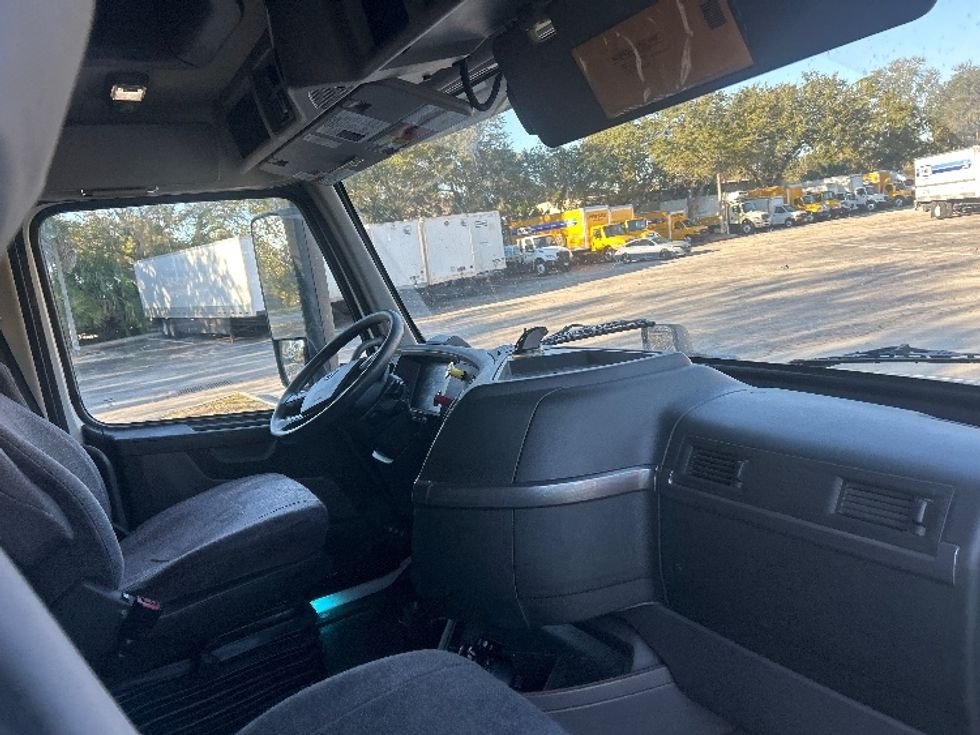 Sleeper Tractor-Heavy Duty Tractors-Volvo-2022-VNL64760-Jacksonville-FL-626,769\n\t\tmiles-$ 57,750 - Image 14
