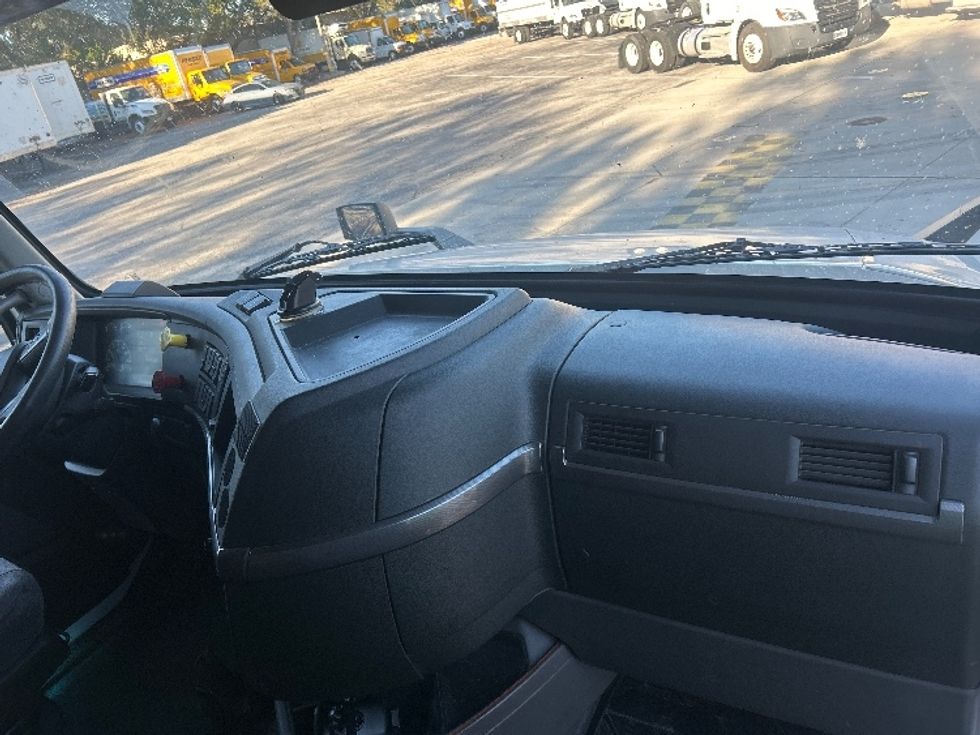 Sleeper Tractor-Heavy Duty Tractors-Volvo-2022-VNL64760-Jacksonville-FL-626,769\n\t\tmiles-$ 57,750 - Image 15