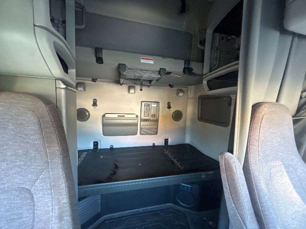 Sleeper Tractor-Heavy Duty Tractors-Volvo-2022-VNL64760-Jacksonville-FL-626,769\n\t\tmiles-$ 57,750 - Image 16