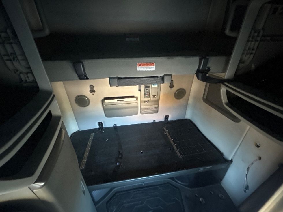 Sleeper Tractor-Heavy Duty Tractors-Volvo-2022-VNL64760-Jacksonville-FL-626,769\n\t\tmiles-$ 57,750 - Image 17