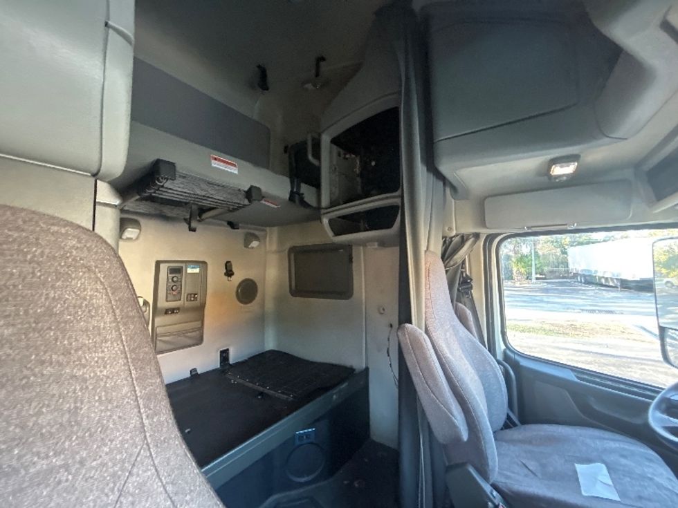 Sleeper Tractor-Heavy Duty Tractors-Volvo-2022-VNL64760-Jacksonville-FL-626,769\n\t\tmiles-$ 57,750 - Image 18