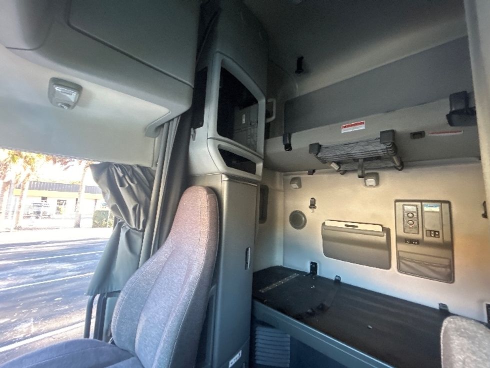 Sleeper Tractor-Heavy Duty Tractors-Volvo-2022-VNL64760-Jacksonville-FL-626,769\n\t\tmiles-$ 57,750 - Image 19