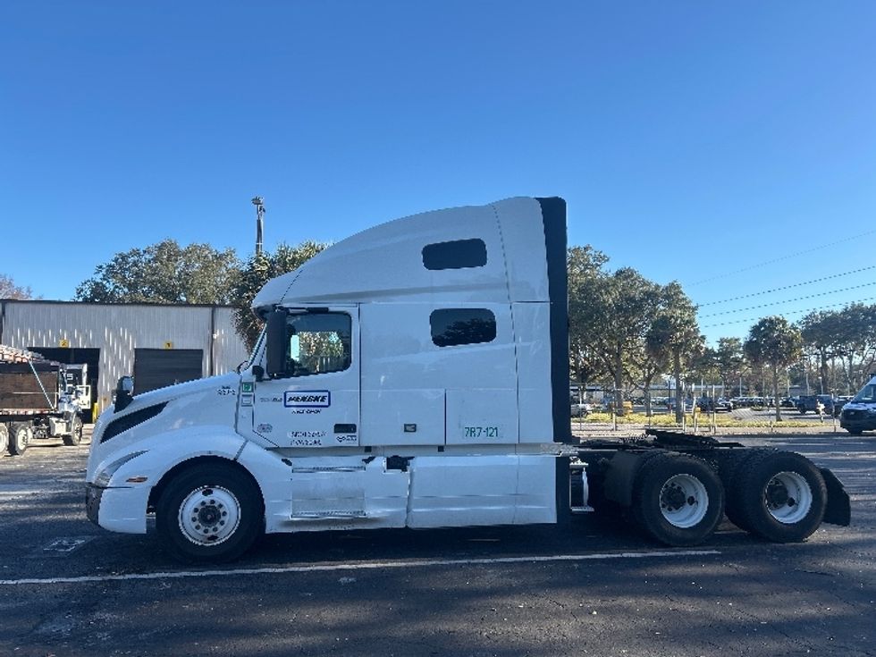 Sleeper Tractor-Heavy Duty Tractors-Volvo-2022-VNL64760-Jacksonville-FL-626,769\n\t\tmiles-$ 57,750 - Image 4