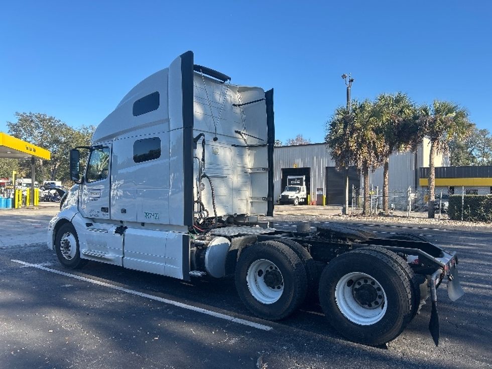 Sleeper Tractor-Heavy Duty Tractors-Volvo-2022-VNL64760-Jacksonville-FL-626,769\n\t\tmiles-$ 57,750 - Image 5