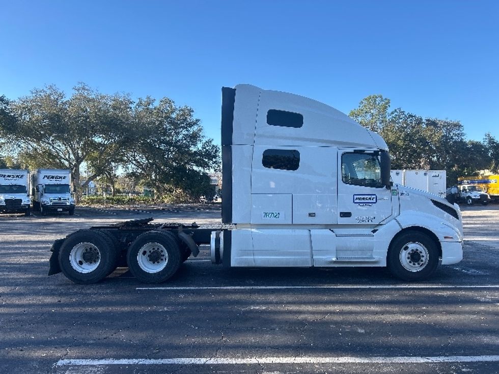 Sleeper Tractor-Heavy Duty Tractors-Volvo-2022-VNL64760-Jacksonville-FL-626,769\n\t\tmiles-$ 57,750 - Image 8