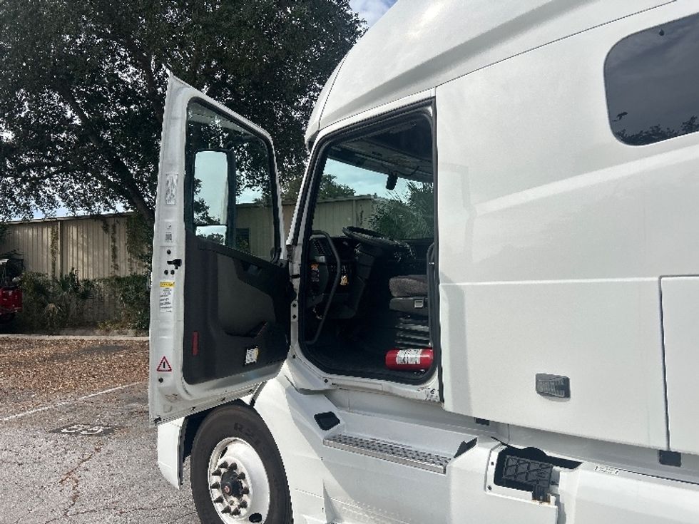 Sleeper Tractor-Heavy Duty Tractors-Volvo-2022-VNL64760-Jacksonville-FL-626,769\n\t\tmiles-$ 57,750 - Image 9