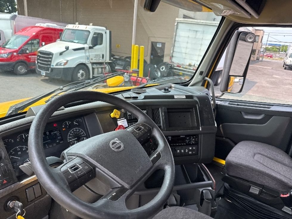 Sleeper Tractor-Heavy Duty Tractors-Volvo-2022-VNL64760-Jamaica-NY-377,485\n\t\tmiles-$ 81,000 - Image 10