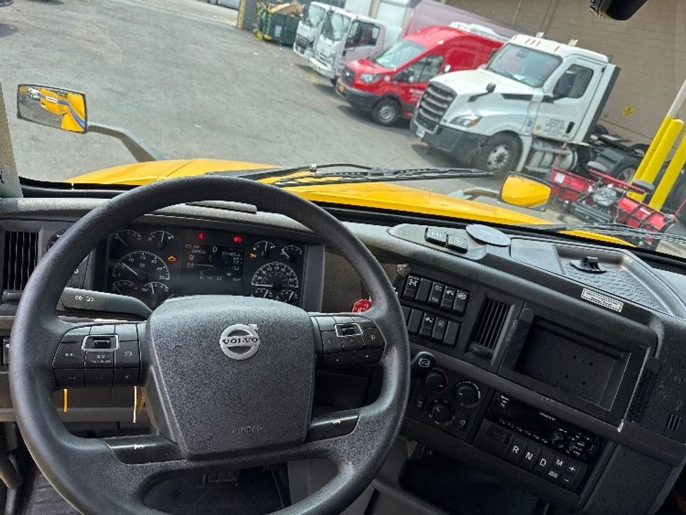 Sleeper Tractor-Heavy Duty Tractors-Volvo-2022-VNL64760-Jamaica-NY-377,485\n\t\tmiles-$ 81,000 - Image 11
