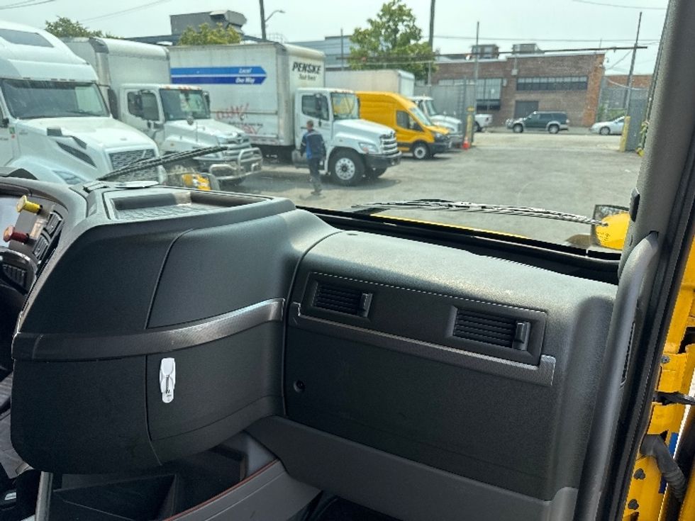 Sleeper Tractor-Heavy Duty Tractors-Volvo-2022-VNL64760-Jamaica-NY-377,485\n\t\tmiles-$ 81,000 - Image 14