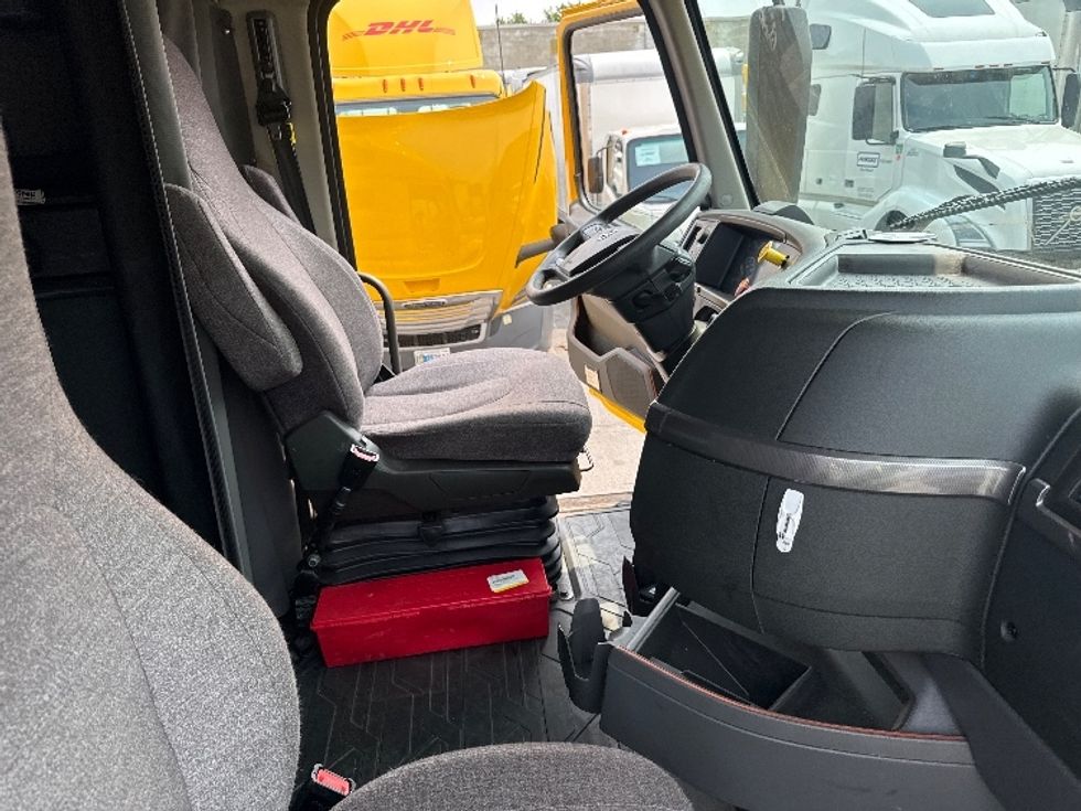 Sleeper Tractor-Heavy Duty Tractors-Volvo-2022-VNL64760-Jamaica-NY-377,485\n\t\tmiles-$ 81,000 - Image 15