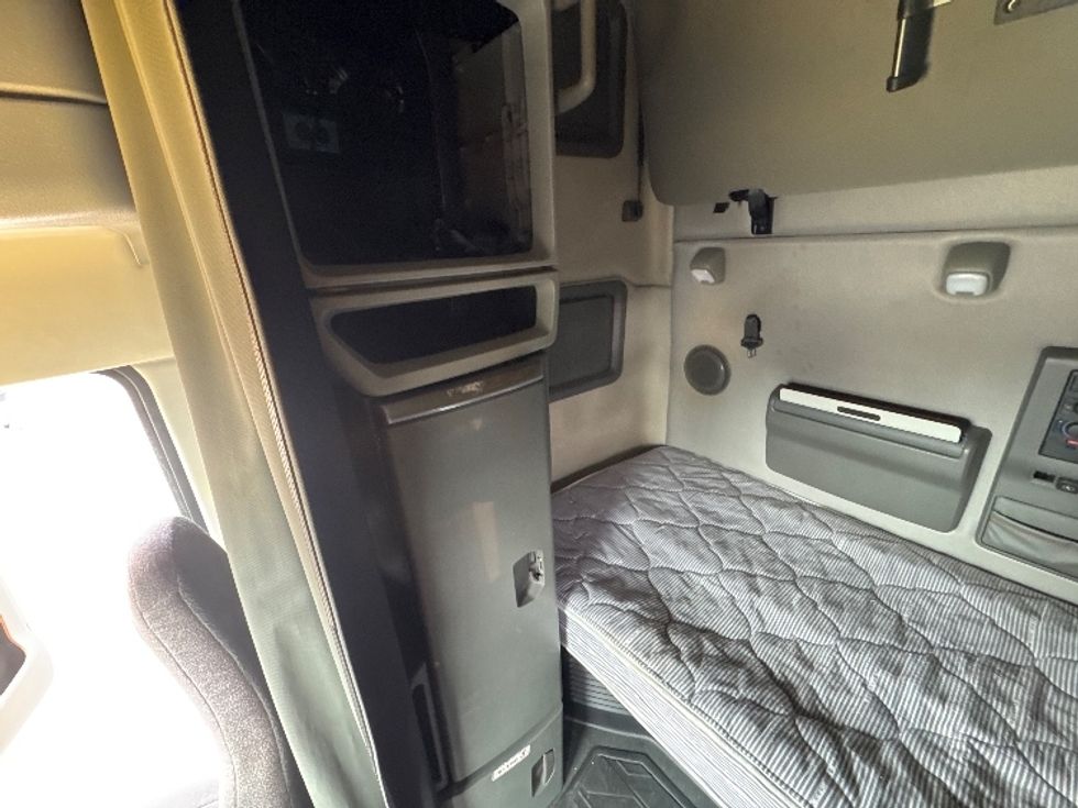 Sleeper Tractor-Heavy Duty Tractors-Volvo-2022-VNL64760-Jamaica-NY-377,485\n\t\tmiles-$ 81,000 - Image 19