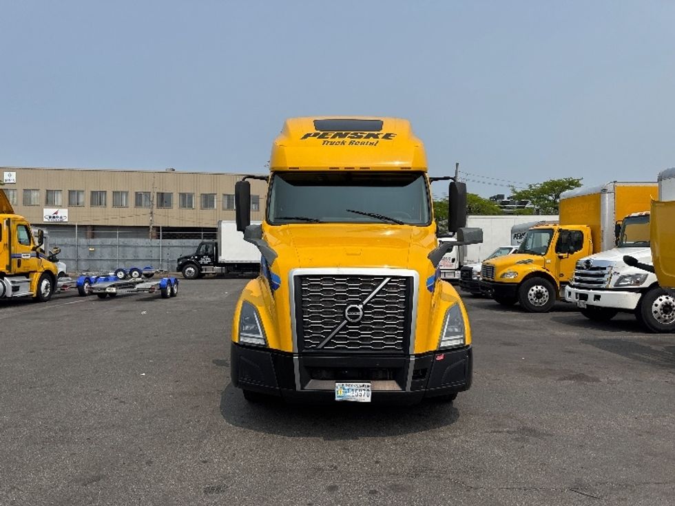 Sleeper Tractor-Heavy Duty Tractors-Volvo-2022-VNL64760-Jamaica-NY-377,485\n\t\tmiles-$ 81,000 - Image 2