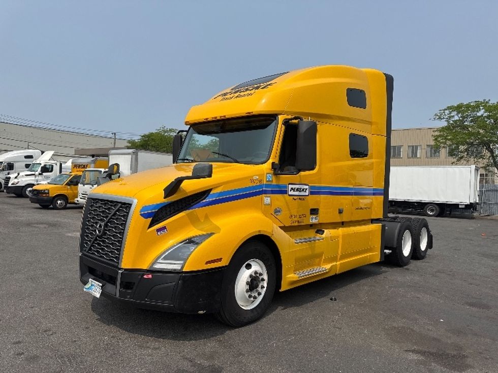 Sleeper Tractor-Heavy Duty Tractors-Volvo-2022-VNL64760-Jamaica-NY-377,485\n\t\tmiles-$ 81,000 - Image 3