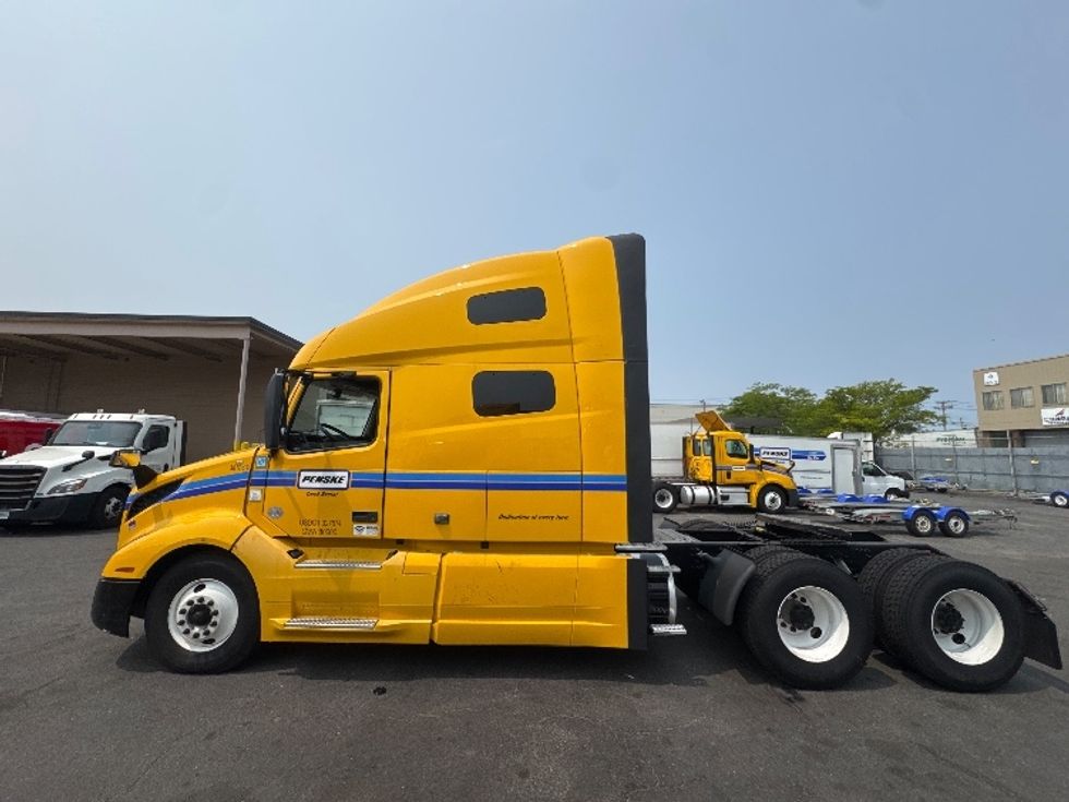 Sleeper Tractor-Heavy Duty Tractors-Volvo-2022-VNL64760-Jamaica-NY-377,485\n\t\tmiles-$ 81,000 - Image 4