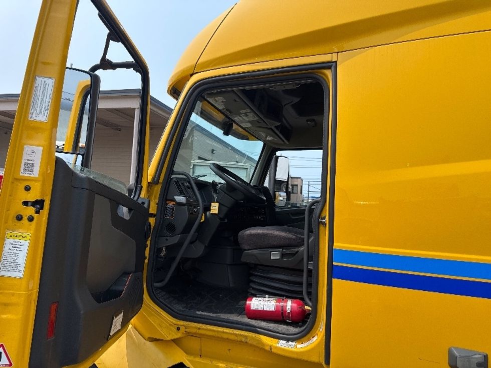 Sleeper Tractor-Heavy Duty Tractors-Volvo-2022-VNL64760-Jamaica-NY-377,485\n\t\tmiles-$ 81,000 - Image 9