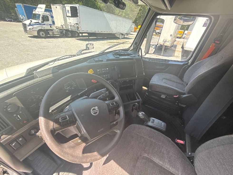 Sleeper Tractor-Heavy Duty Tractors-Volvo-2022-VNL64760-Jonesboro-GA-292,591\n\t\tmiles-$ 96,750 - Image 10