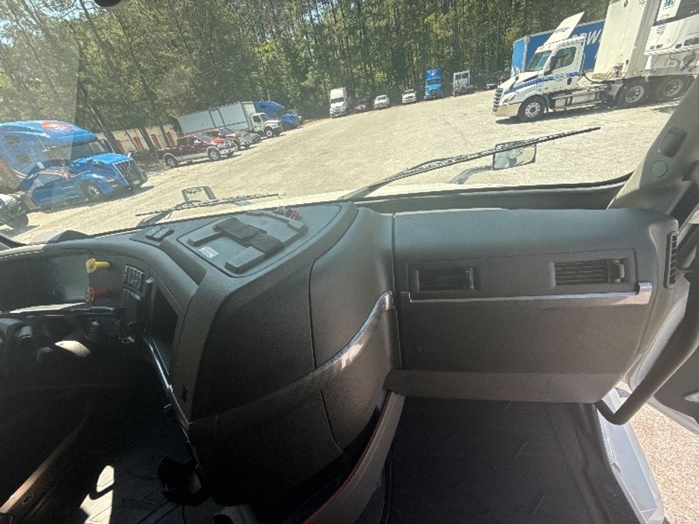 Sleeper Tractor-Heavy Duty Tractors-Volvo-2022-VNL64760-Jonesboro-GA-292,591\n\t\tmiles-$ 96,750 - Image 14