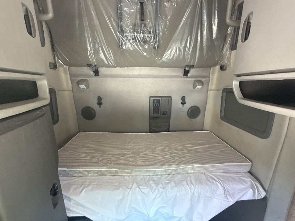 Sleeper Tractor-Heavy Duty Tractors-Volvo-2022-VNL64760-Jonesboro-GA-292,591\n\t\tmiles-$ 96,750 - Image 16