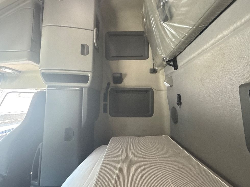 Sleeper Tractor-Heavy Duty Tractors-Volvo-2022-VNL64760-Jonesboro-GA-292,591\n\t\tmiles-$ 96,750 - Image 18